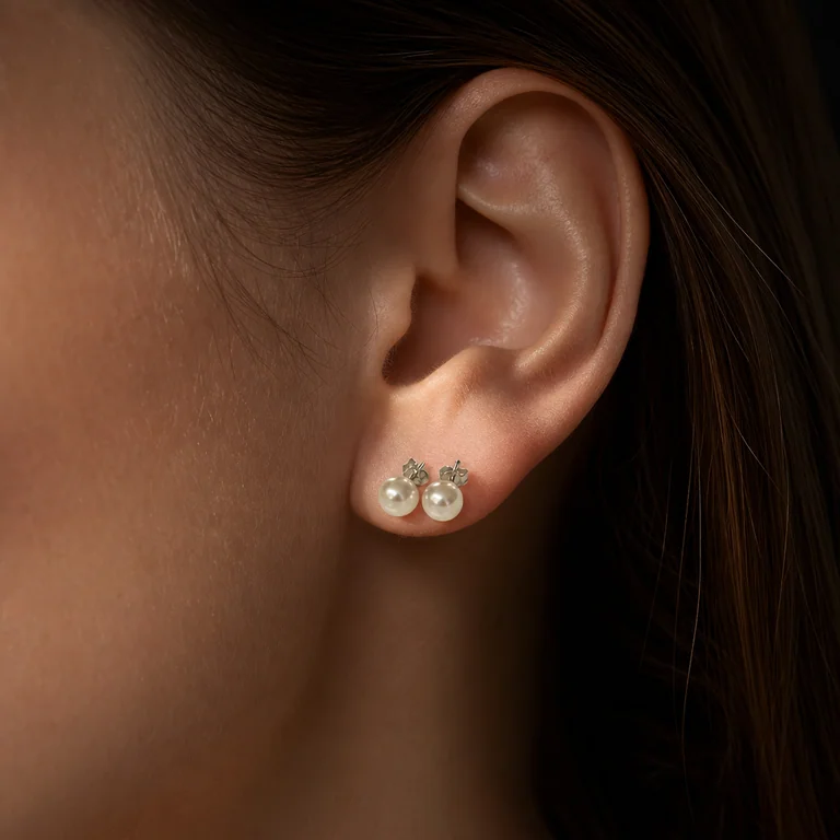 Pearl studs 耳部 macro close-up prompt